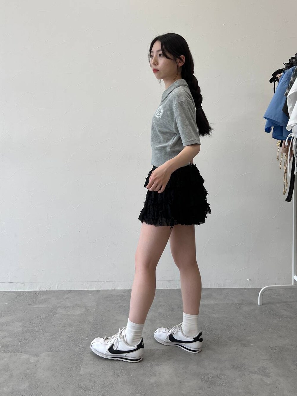 グレー系のTシャツ/カットソー、ブラック系のスカートを着用したレディースの夏コーディネートの4枚目の写真