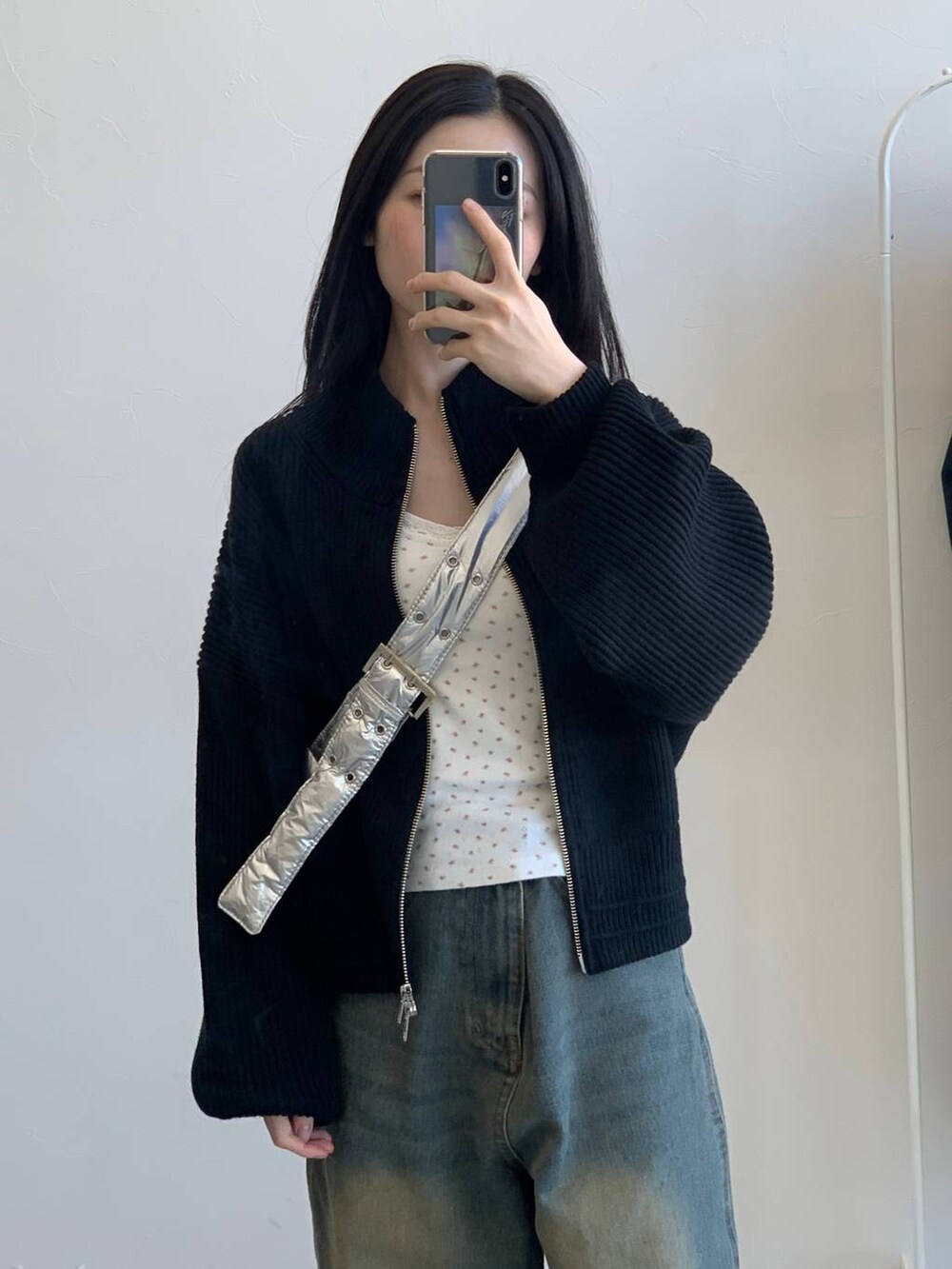 その他のショルダーバッグ、ブラック系のブルゾン、ブルー系のデニムパンツを着用したレディースの冬コーディネートの8枚目の写真