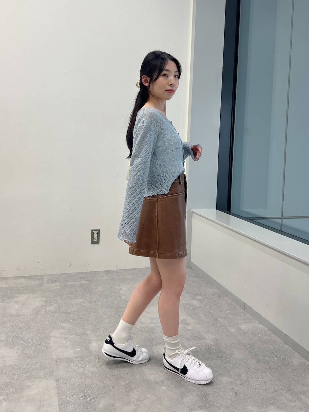 イエロー系のスカートを着用したレディースの春コーディネートの3枚目の写真