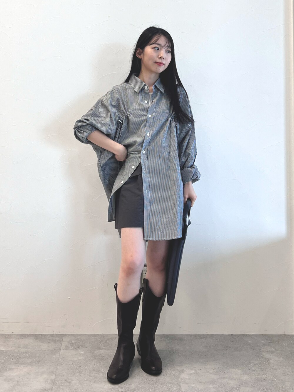 「ボーダー、アツいコーデ全部見せ、秋服準備はじめました、秋先取りコーデ、ビックシルエット、シンプルスタイル、大人カジュアル、カジュアル、おでかけコーデ、低身長、低身長コーデ、低身長女子、韓国ファッション、韓国コーデ、ブーツ」｜「3.3 Field Trip の3.3 Field Trip／ヘンケイBIG シャツ 2974862（シャツ/ブラウス、ブラック系）」を使った、みれいさん（レディース・150cm）の夏コーディネートの4枚目の写真