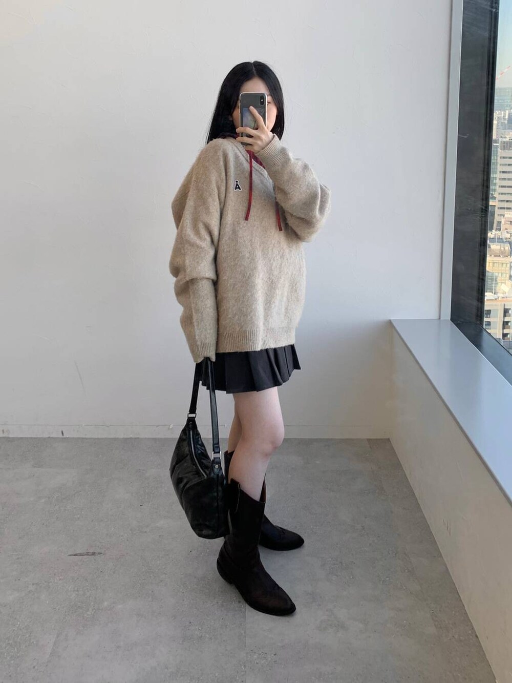 レッド系のシャツ/ブラウス、グレー系のスカート、ブラック系のハンドバッグを着用したレディースの冬コーディネートの3枚目の写真