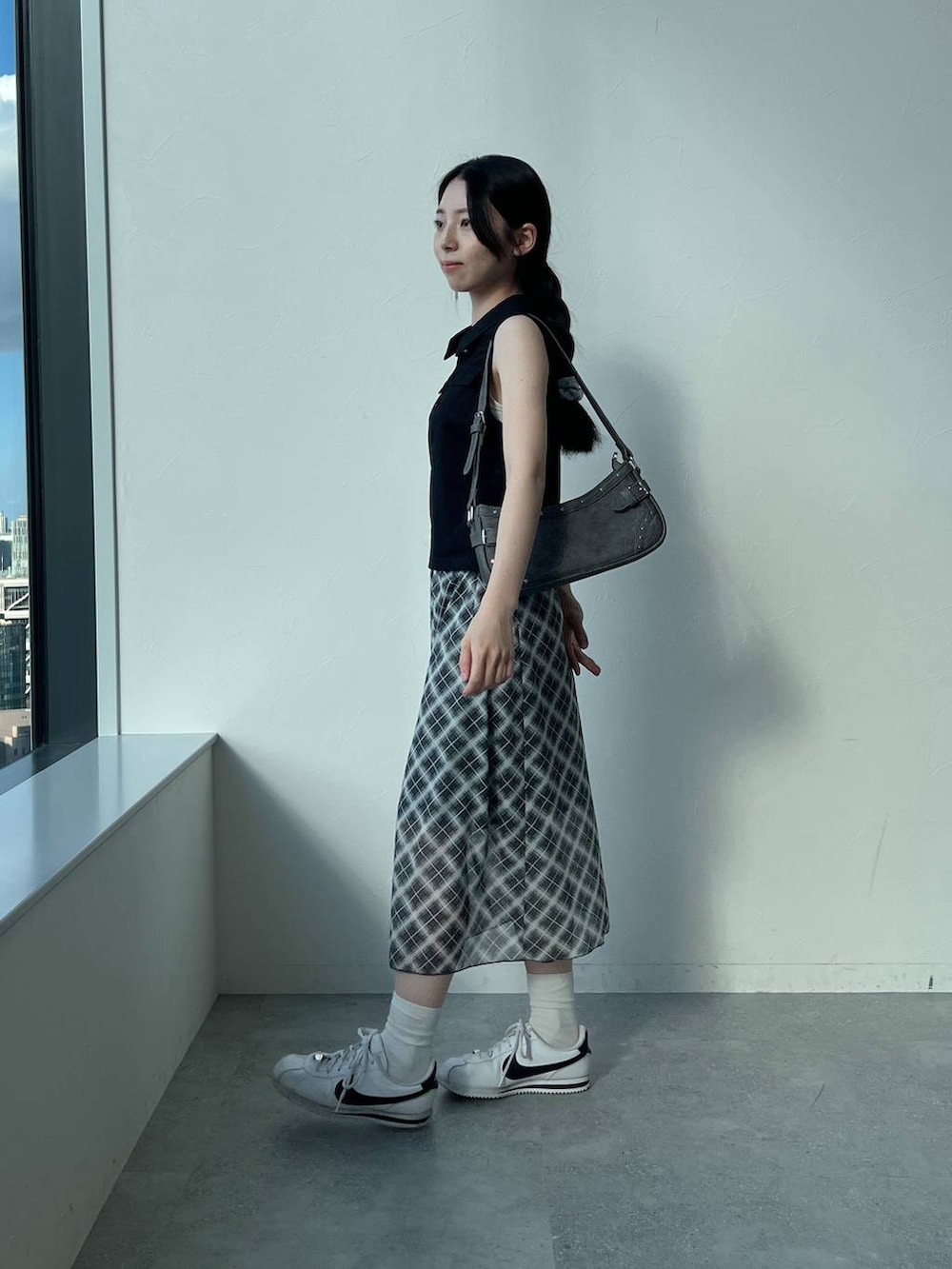 ブラック系のタンクトップ、グレー系のスカート、ブラック系のトートバッグを着用したレディースの夏コーディネートの4枚目の写真