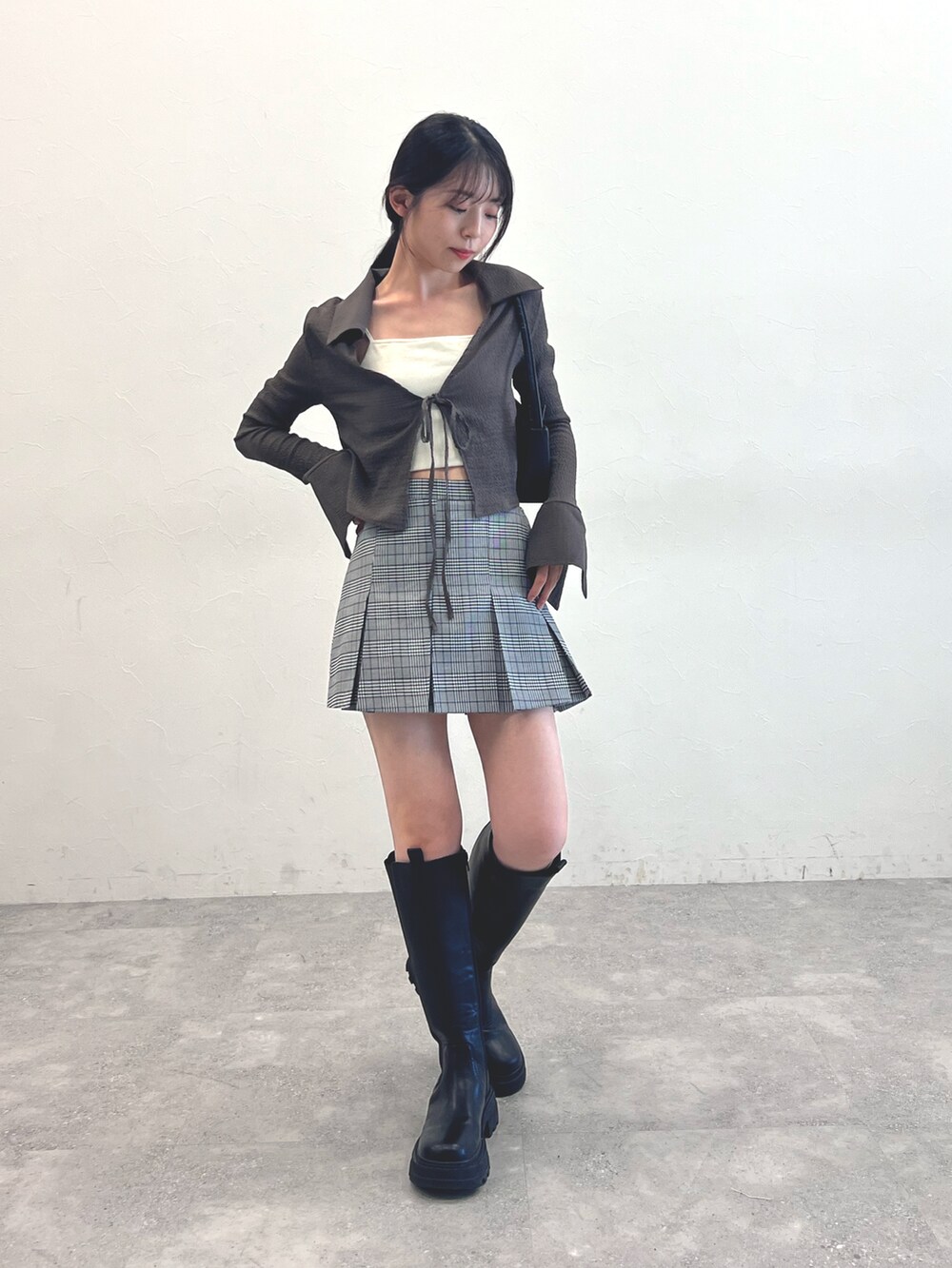 「ブーツ、秋服まるっと大公開、秋のコーデ、大人カジュアル、秋服準備はじめました、シンプル、低身長女子、低身長、韓国ファッション、骨格ウェーブ、韓国コーデ、ミニスカート、カーディガン」｜「Heatherのカップツキリブキャミ２　279752（キャミソール、ホワイト系）」を使った、みれいさん（レディース・150cm）の秋コーディネートの2枚目の写真