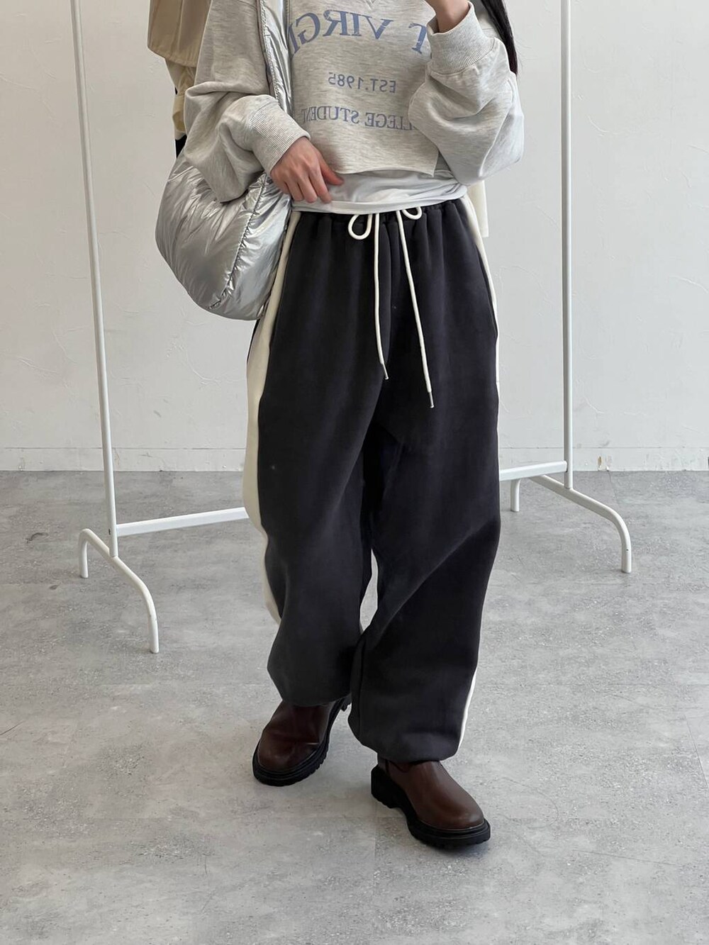 グレー系のTシャツ/カットソー、その他のショルダーバッグ、グレー系のスウェットパンツを着用したレディースの冬コーディネートの9枚目の写真