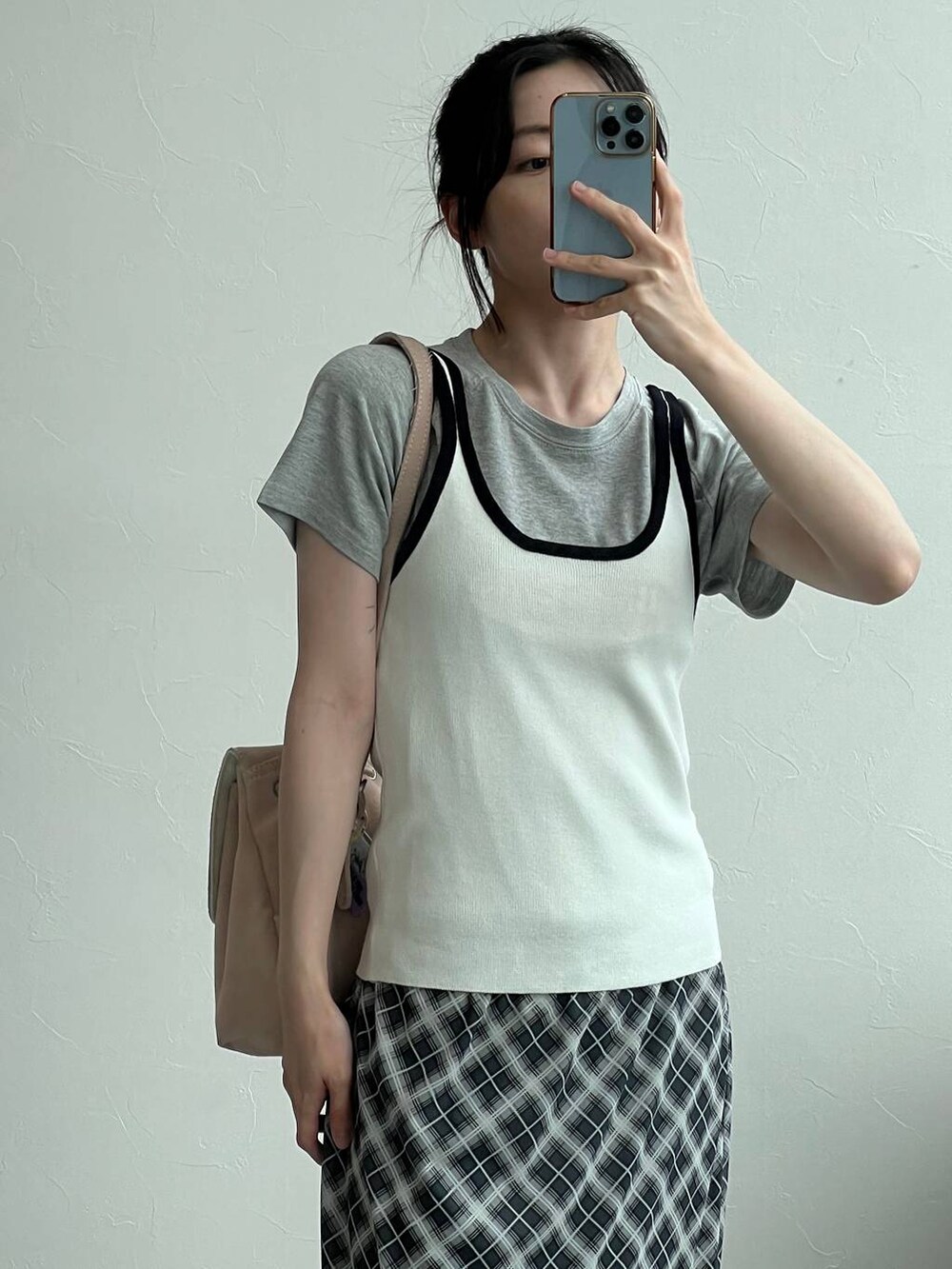 グレー系のTシャツ/カットソー、グレー系のスカート、ベージュ系のキャミソールを着用したレディースの夏コーディネートの4枚目の写真