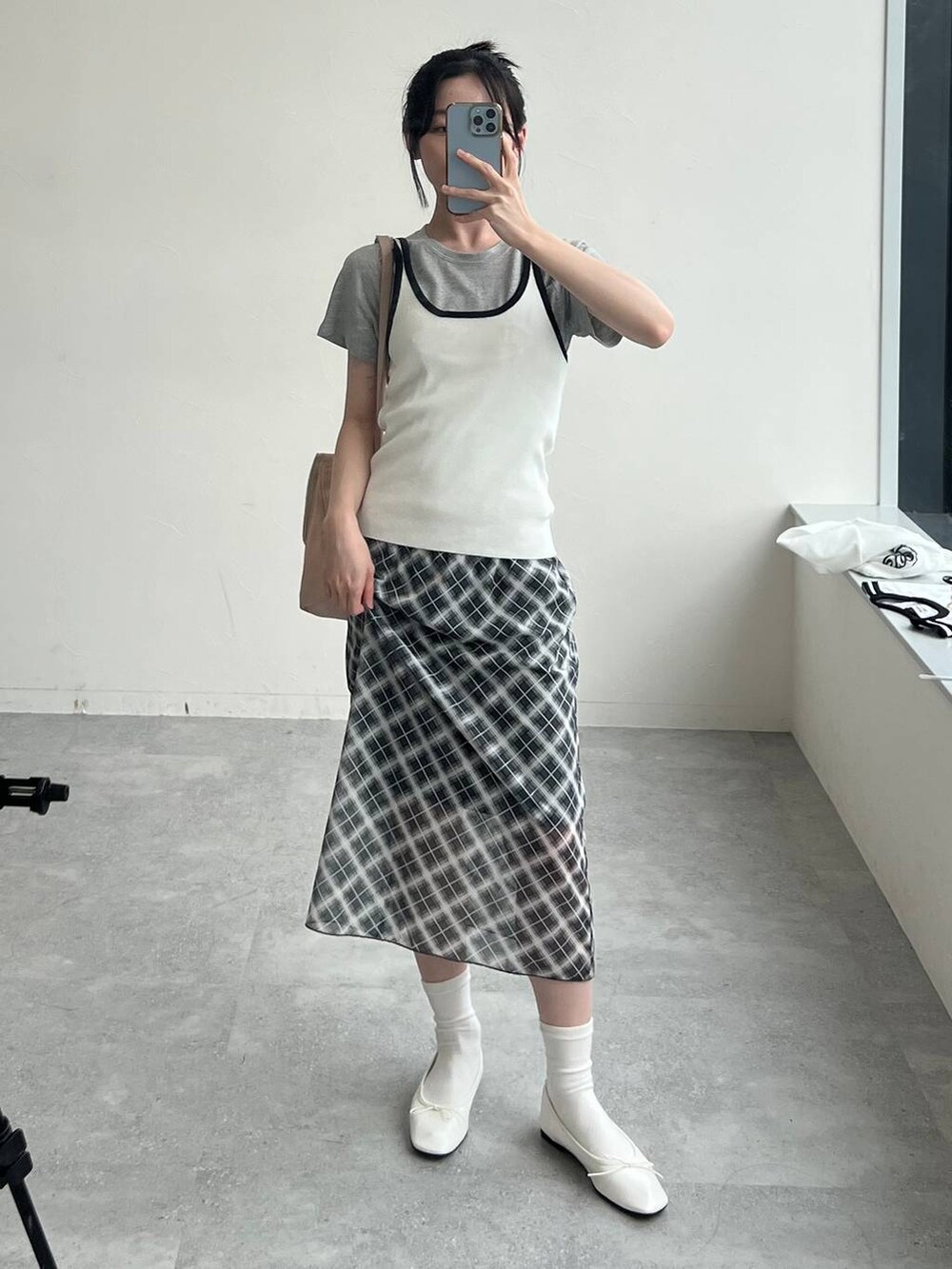 グレー系のTシャツ/カットソー、グレー系のスカート、ベージュ系のキャミソールを着用したレディースの夏コーディネートの2枚目の写真