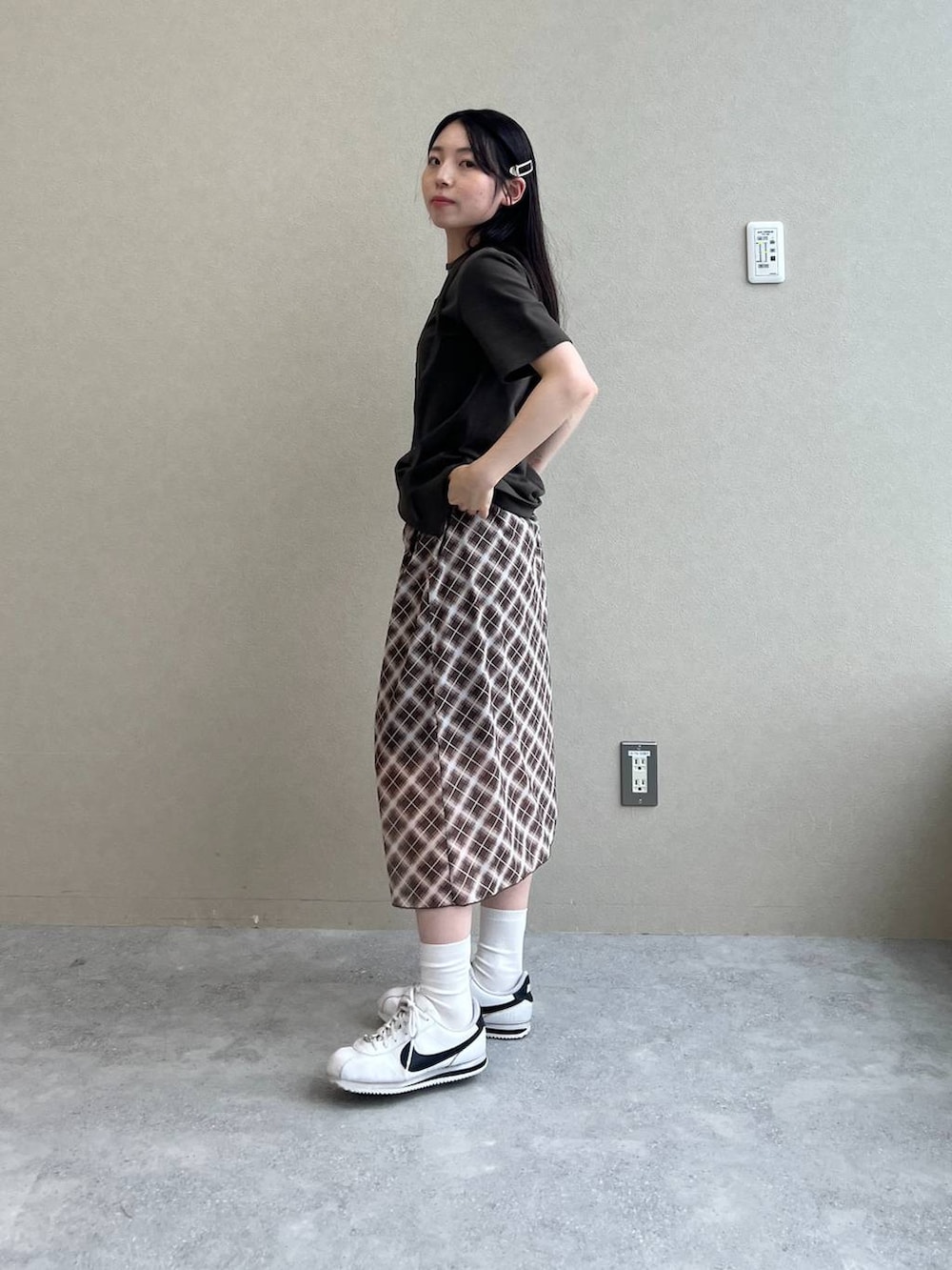 ブラウン系のスカート、グリーン系のTシャツ/カットソーを着用したレディースの夏コーディネートの3枚目の写真