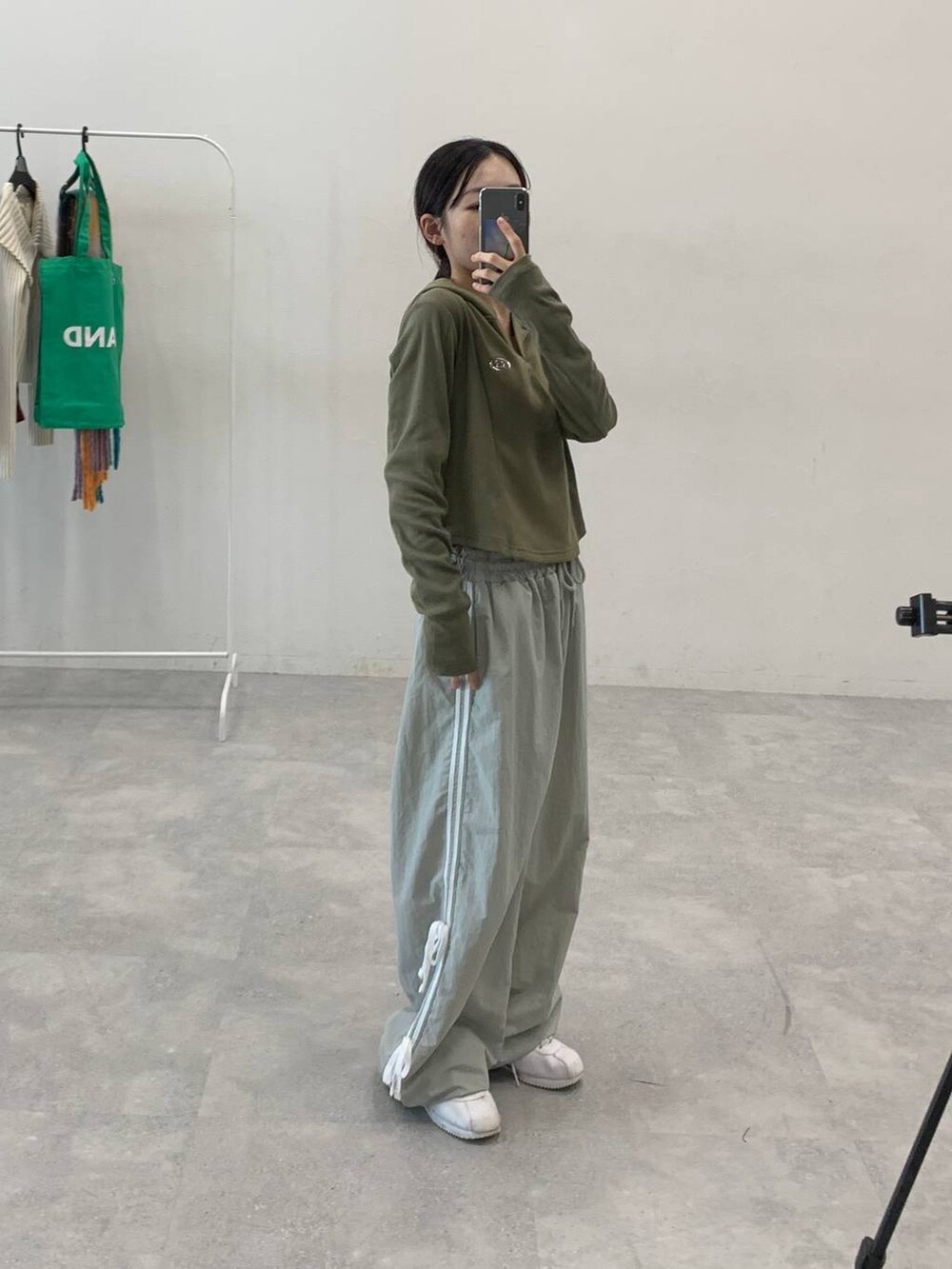 グレー系のその他パンツ、グリーン系のTシャツ/カットソーを着用したレディースの秋コーディネートの4枚目の写真