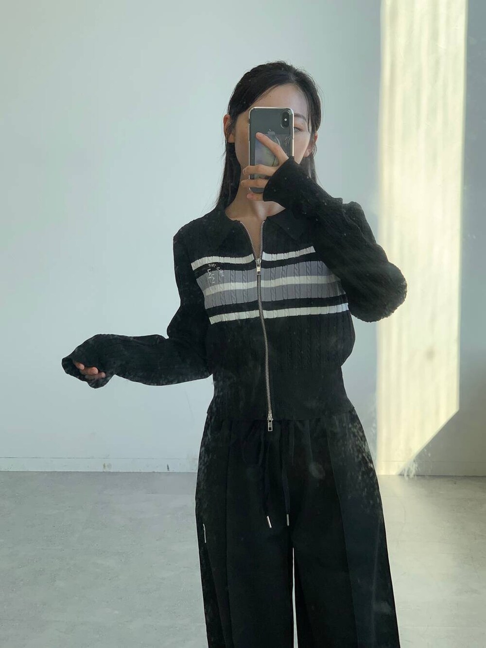 ブラック系のカーディガン/ボレロ、ブラック系のその他パンツを着用したレディースの秋コーディネートの4枚目の写真