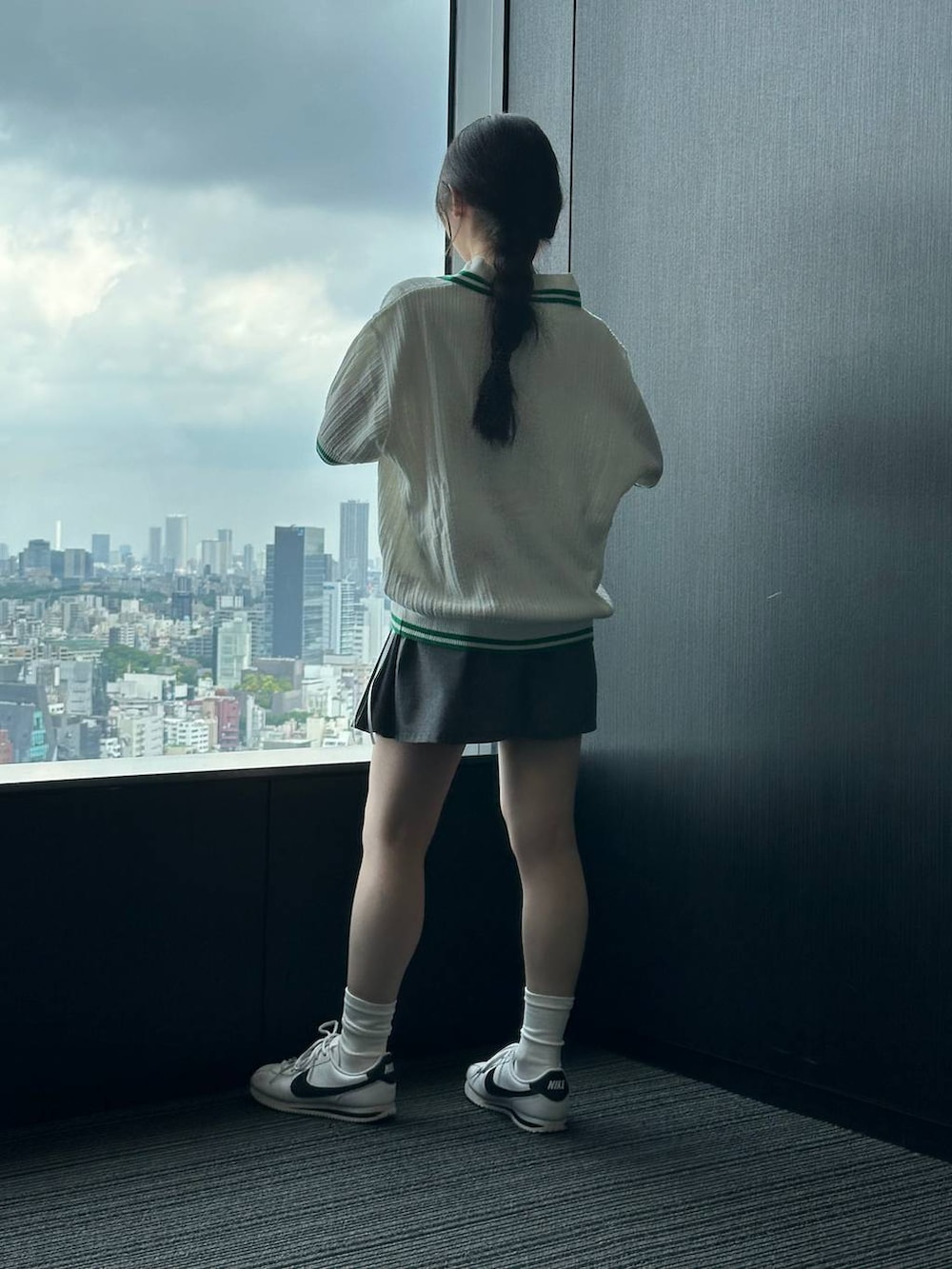 グレー系のスカート、ベージュ系のニット/セーターを着用したレディースの夏コーディネートの6枚目の写真