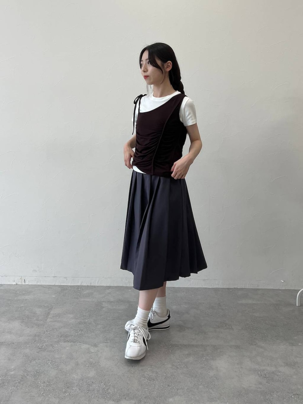 グレー系のスカート、ブラウン系のキャミソールを着用したレディースの夏コーディネートの3枚目の写真