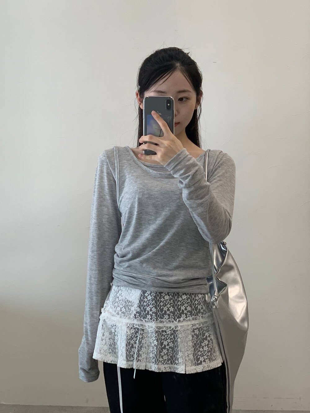 グレー系のTシャツ/カットソー、ホワイト系のスカートを着用したレディースの秋コーディネートの4枚目の写真