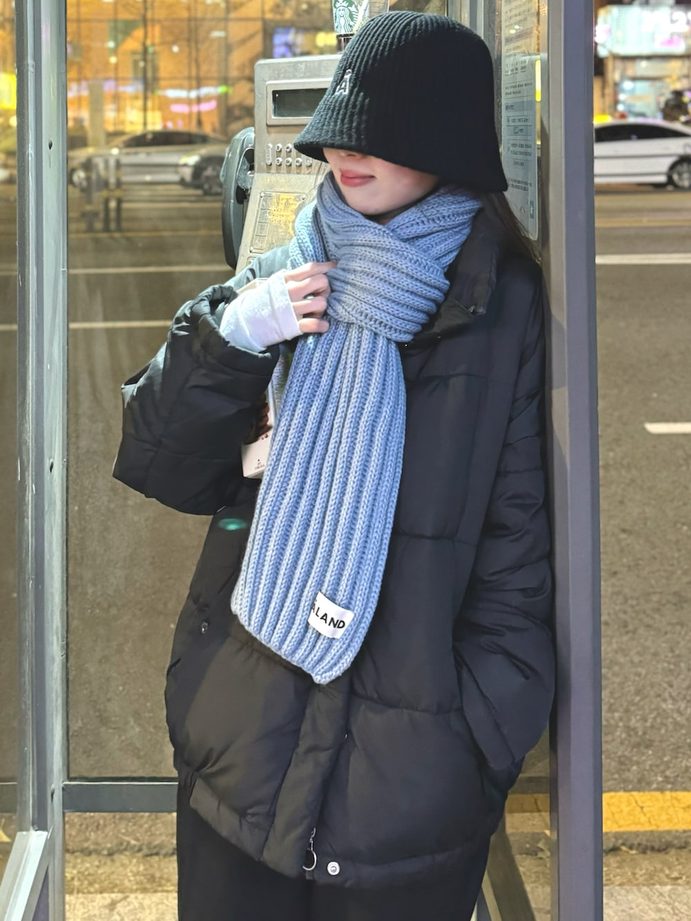 ブラック系のスウェットパンツ、ホワイト系のスニーカー、ブラック系のダウンジャケット/コートを着用したレディースの冬コーディネートの3枚目の写真