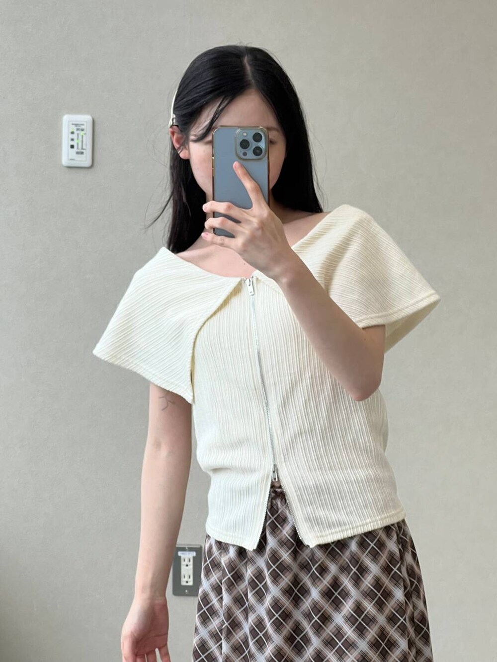 ブラウン系のスカート、ホワイト系のTシャツ/カットソーを着用したレディースの夏コーディネートの6枚目の写真