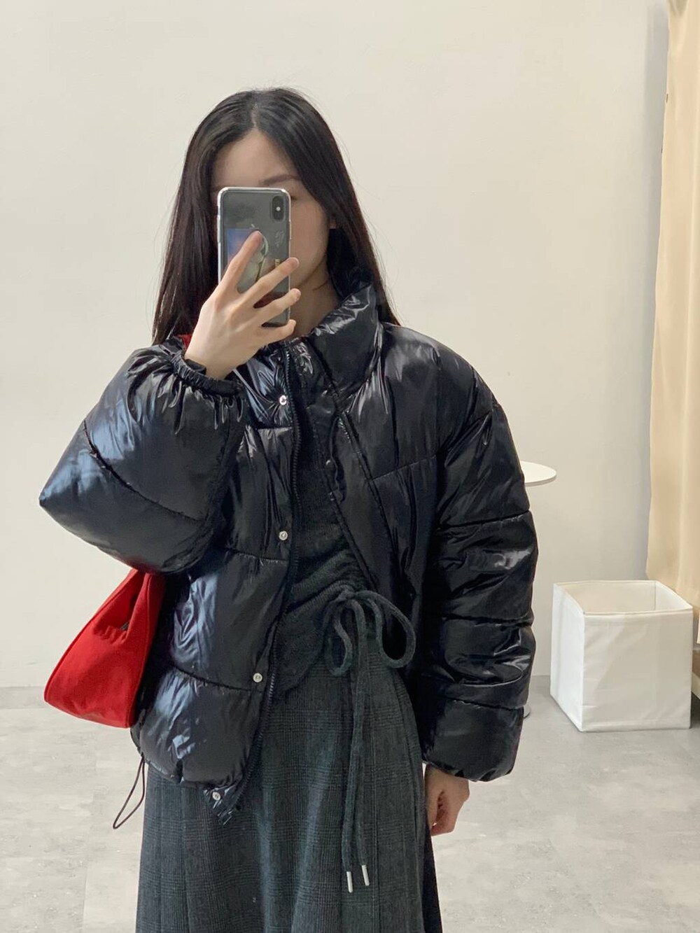 ブラック系のダウンジャケット/コート、グレー系のスカート、グレー系のTシャツ/カットソーを着用したレディースの冬コーディネートの8枚目の写真