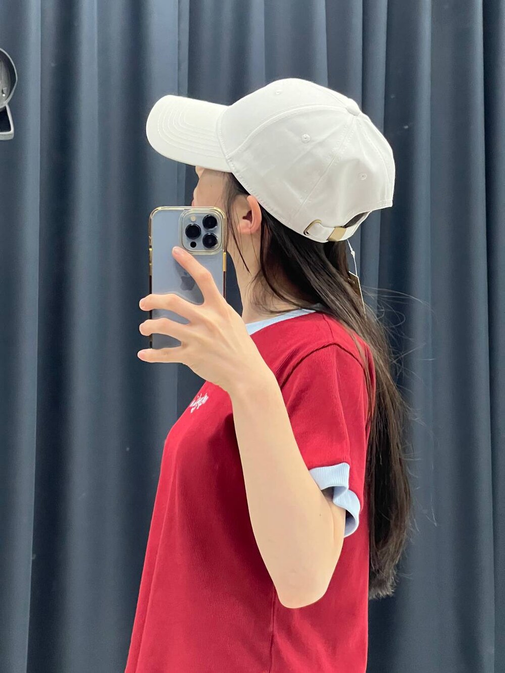 ブラウン系のスカート、ホワイト系のTシャツ/カットソーを着用したレディースの夏コーディネートの8枚目の写真