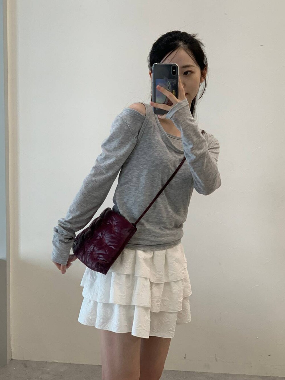 ホワイト系のスカート、グレー系のTシャツ/カットソーを着用したレディースの秋コーディネートの7枚目の写真