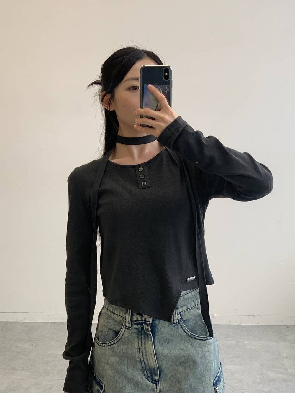 その他のショルダーバッグ、ブルー系のデニムスカート、グレー系のTシャツ/カットソーを着用したレディースの秋コーディネートの5枚目の写真