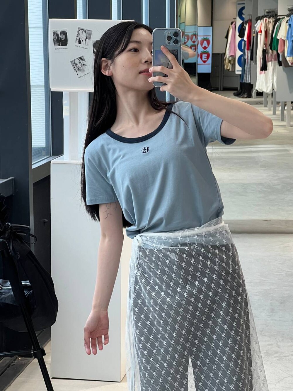 その他のスカート、ブルー系のTシャツ/カットソー、ブラック系のデニムパンツを着用したレディースの夏コーディネートの3枚目の写真