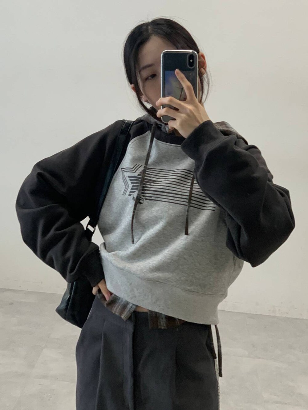 ブラウン系のシャツ/ブラウス、グレー系のスウェット、グレー系のスラックスを着用したレディースの秋コーディネートの6枚目の写真