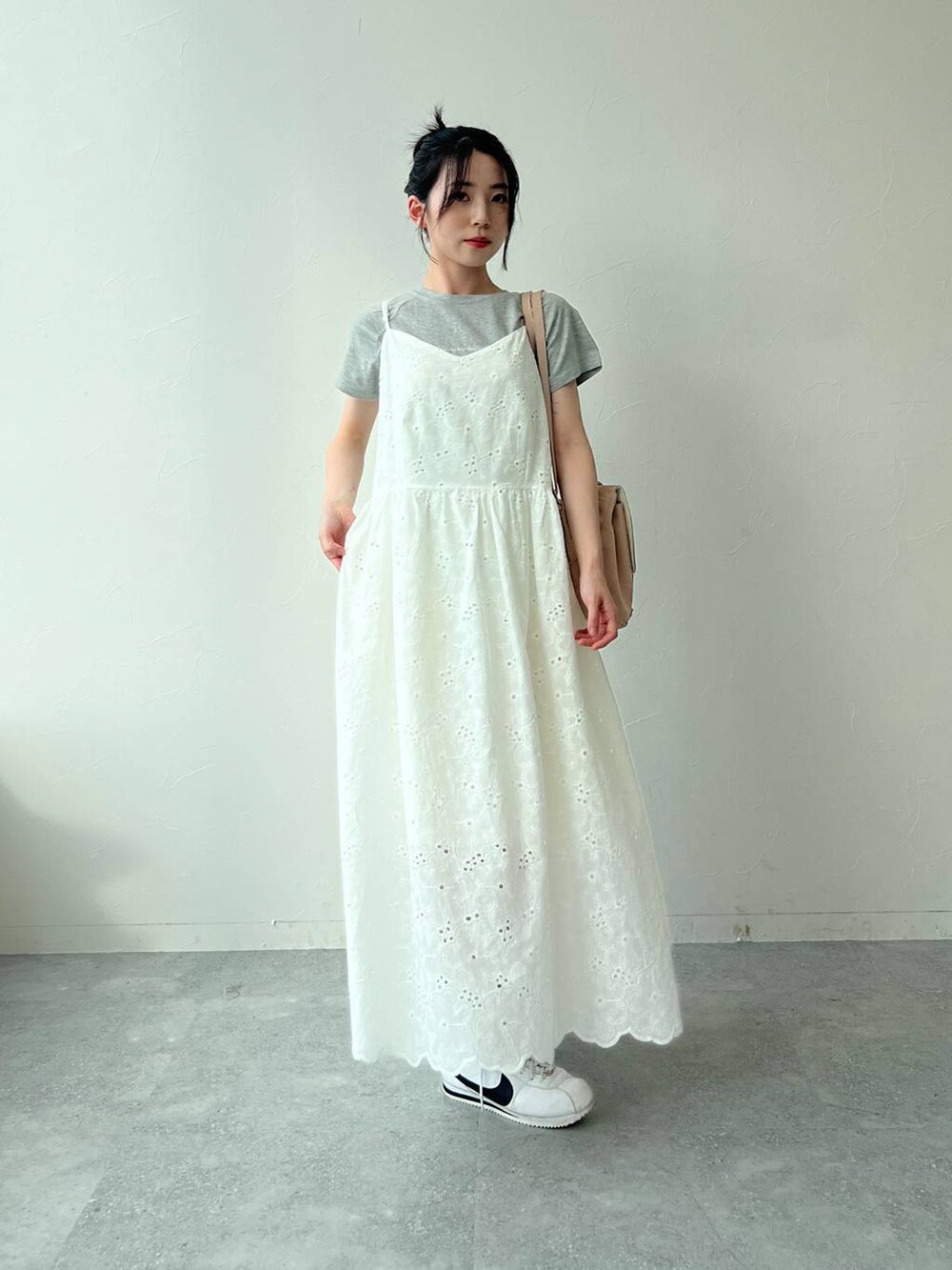 グレー系のTシャツ/カットソー、ベージュ系のワンピースを着用したレディースの夏コーディネートの6枚目の写真