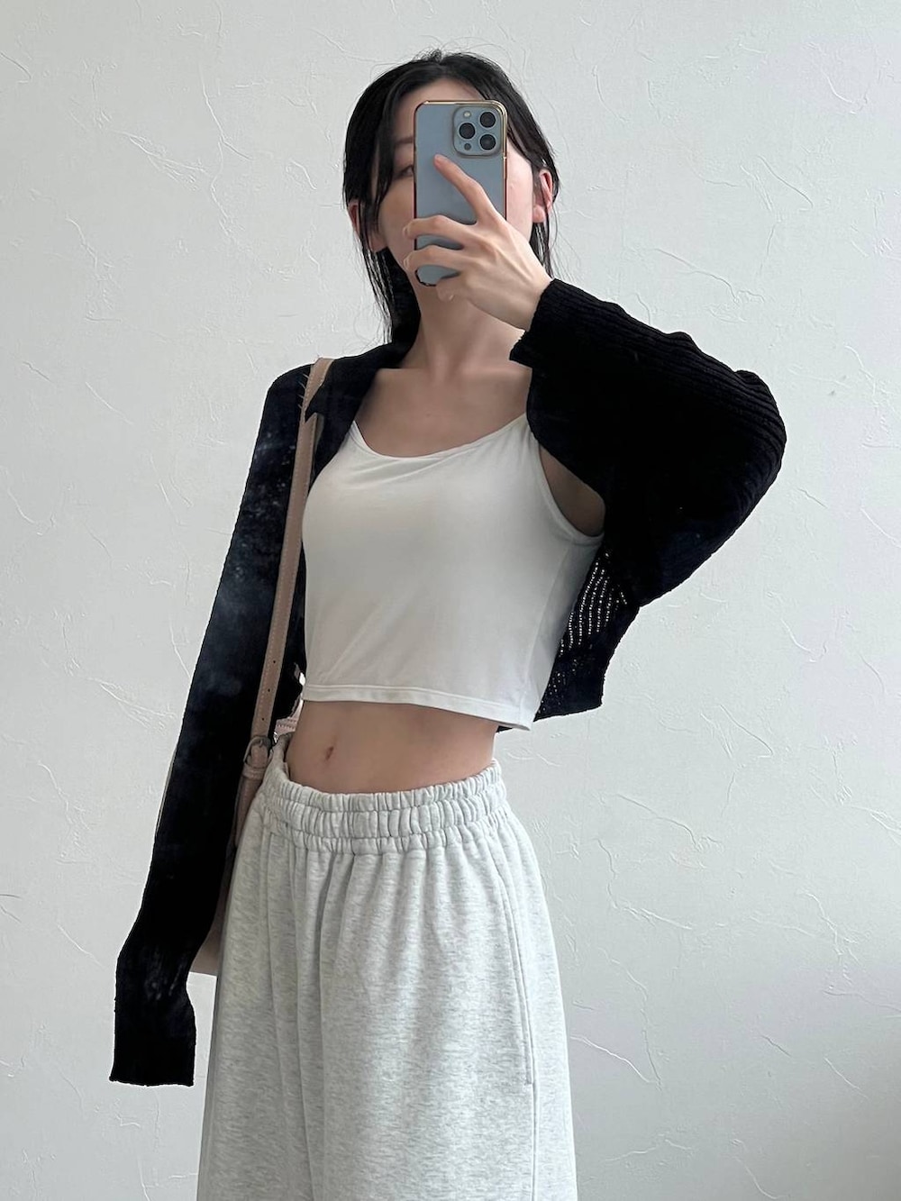 グレー系のスウェットパンツ、ブラック系のスウェットを着用したレディースの夏コーディネートの6枚目の写真