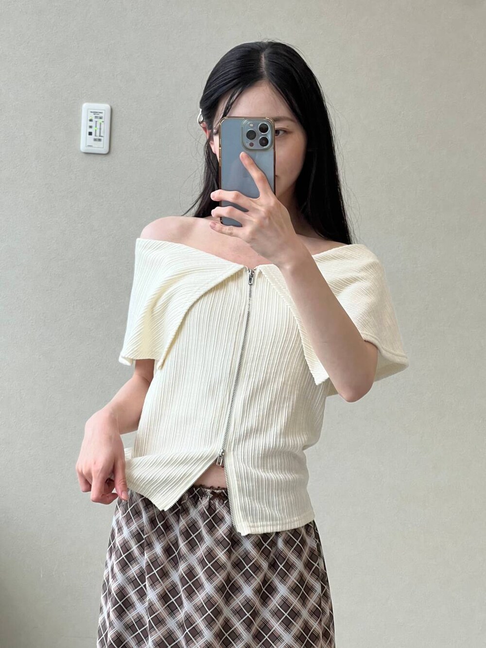 ブラウン系のスカート、ホワイト系のTシャツ/カットソーを着用したレディースの夏コーディネートの5枚目の写真