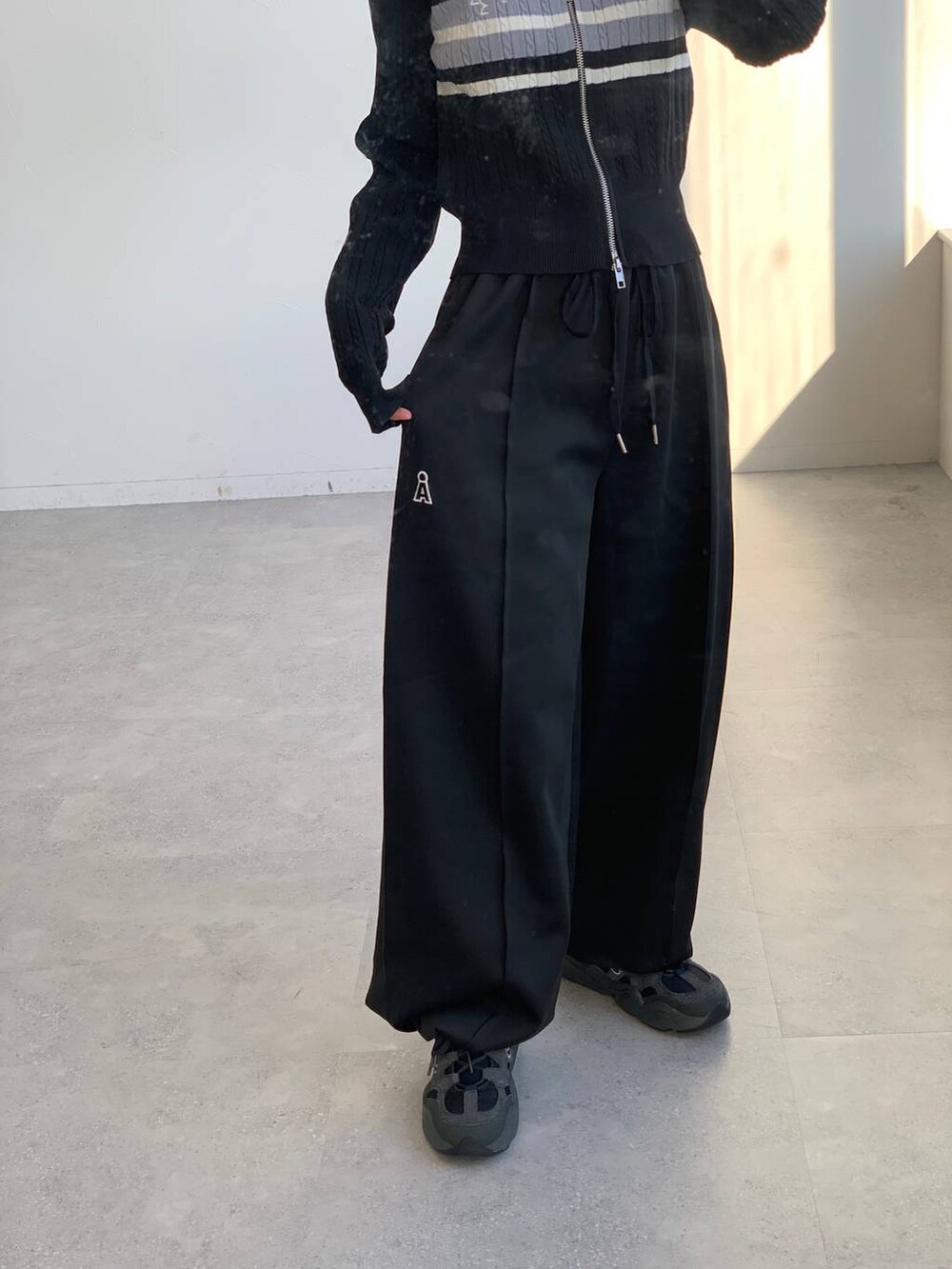 ブラック系のカーディガン/ボレロ、ブラック系のその他パンツを着用したレディースの秋コーディネートの5枚目の写真