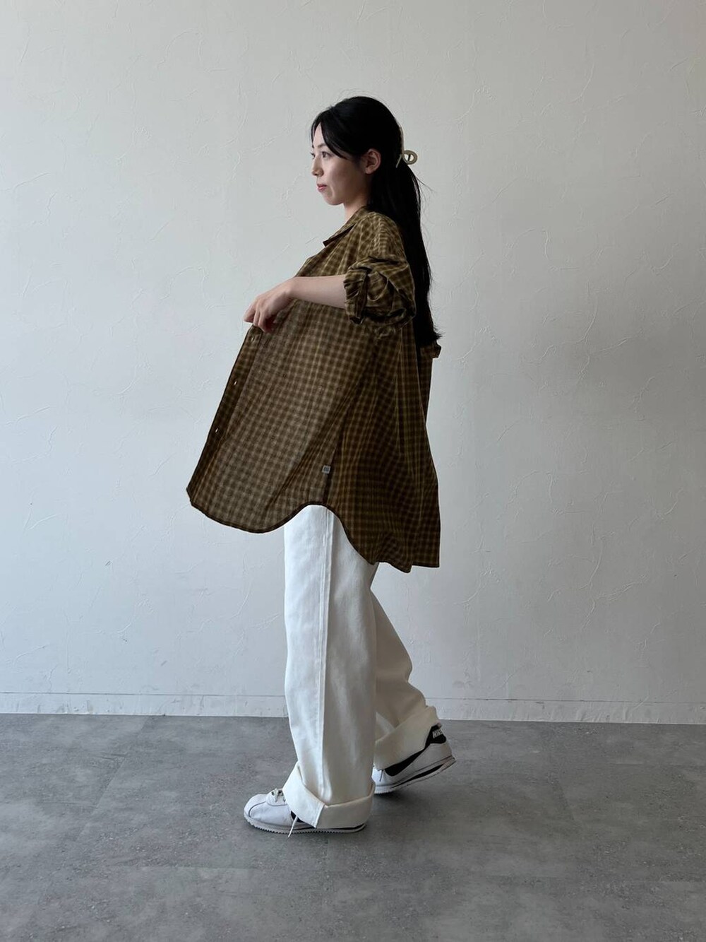 ホワイト系のその他パンツ、その他のシャツ/ブラウスを着用したレディースの秋コーディネートの3枚目の写真