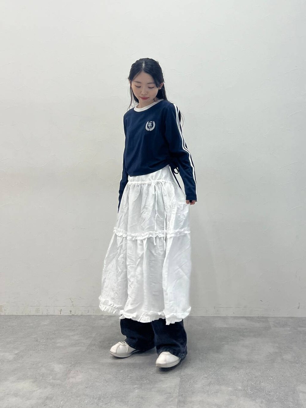 ブルー系のTシャツ/カットソー、ブラック系のデニムパンツを着用したレディースの春コーディネートの7枚目の写真