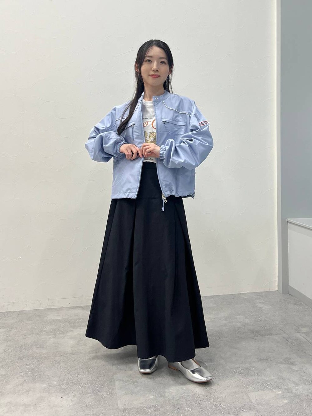 ブラック系のスカートを着用したレディースの春コーディネートの5枚目の写真