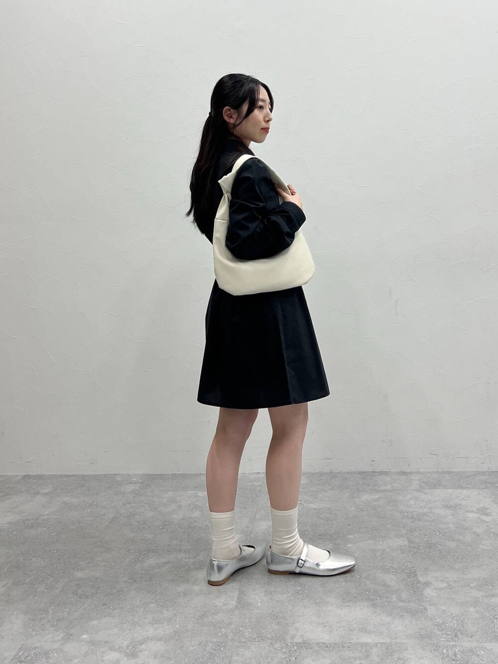 ブラック系のワンピースを着用したレディースの春コーディネートの4枚目の写真