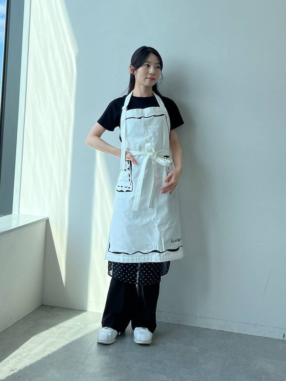 「低身長、韓国系、休日コーデ、フェミニン、ALAND、おでかけ、韓国ファッション、エプロン、スニーカー、スカート、レイヤードスタイル」｜「CRANKのCRANK／ドットレイヤードスカート（スカート、ブラック系）」を使った、みれいさん（レディース・150cm）の夏コーディネートの2枚目の写真