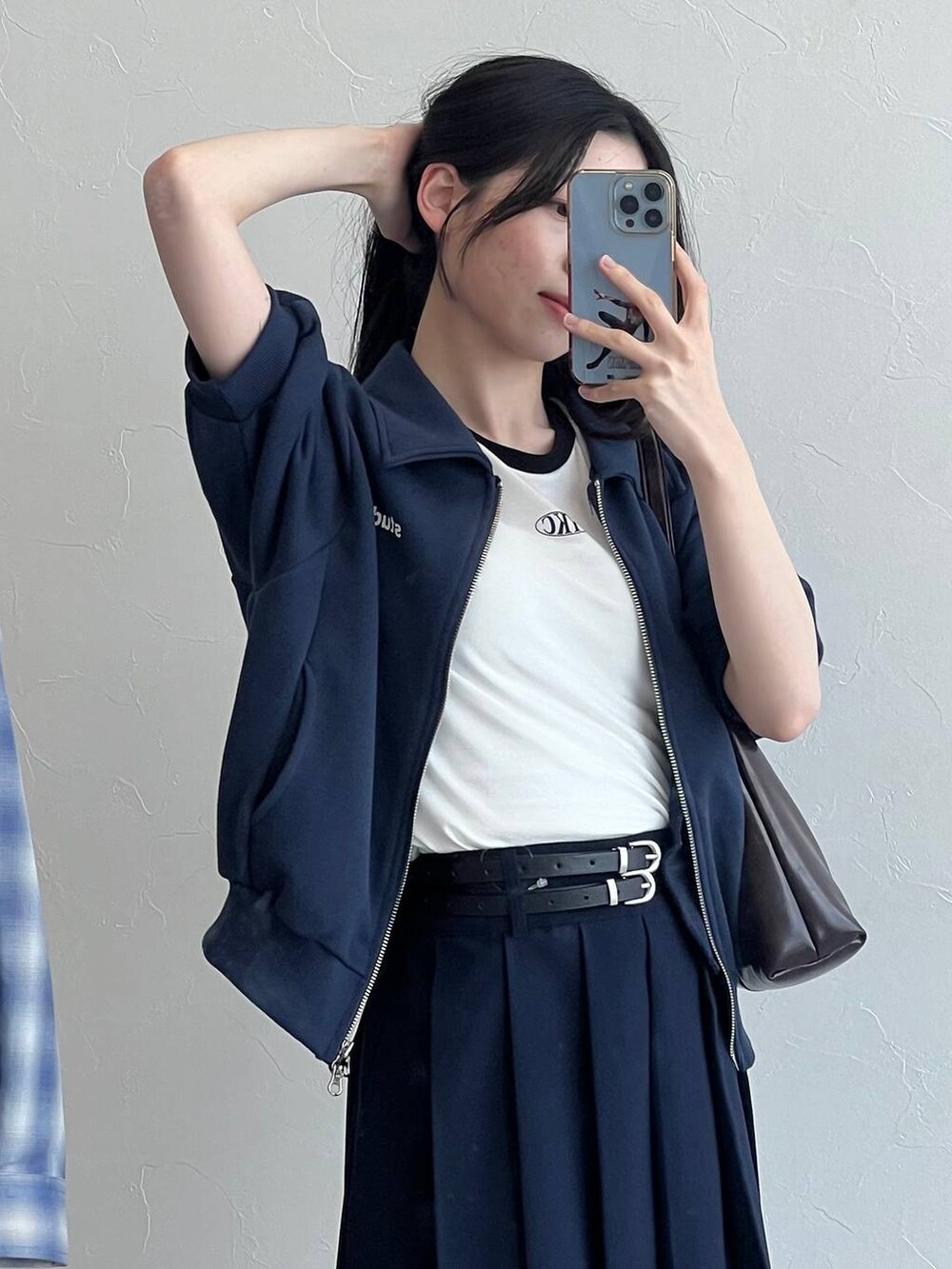 ブルー系のスウェット、ホワイト系のTシャツ/カットソー、ブルー系のスカートを着用したレディースの春コーディネートの8枚目の写真