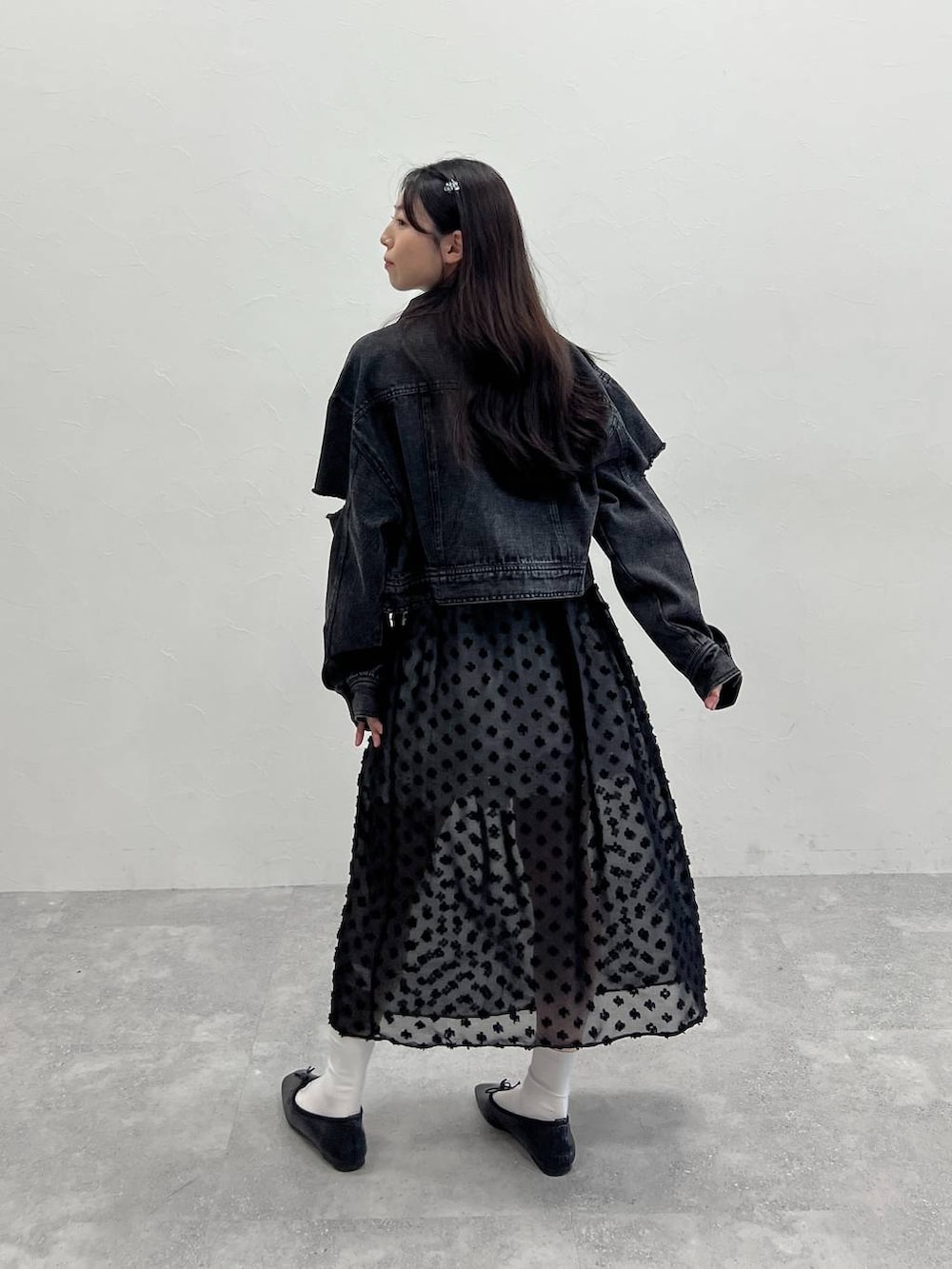 ブラック系のワンピース、ブラック系のデニムジャケットを着用したレディースの春コーディネートの4枚目の写真