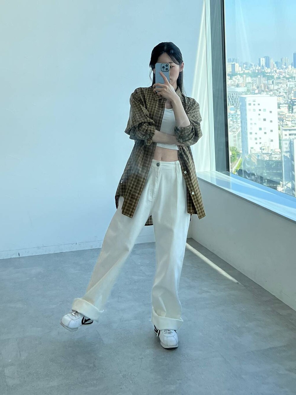 ホワイト系のその他パンツ、その他のシャツ/ブラウスを着用したレディースの秋コーディネートの7枚目の写真