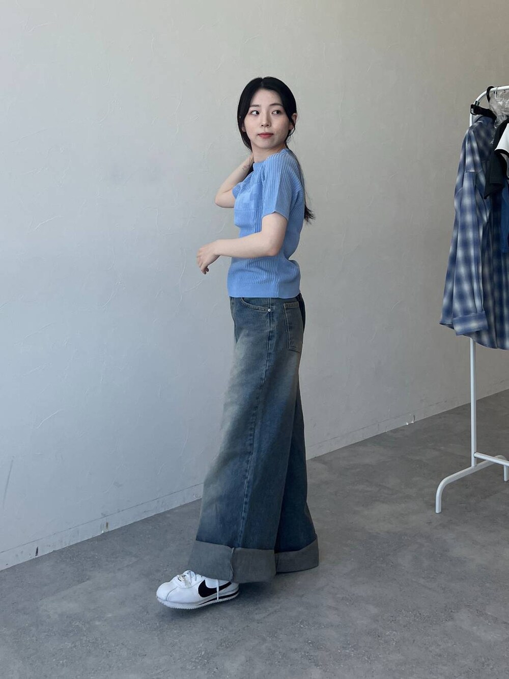 ブルー系のデニムパンツ、ブルー系のTシャツ/カットソーを着用したレディースの春コーディネートの3枚目の写真