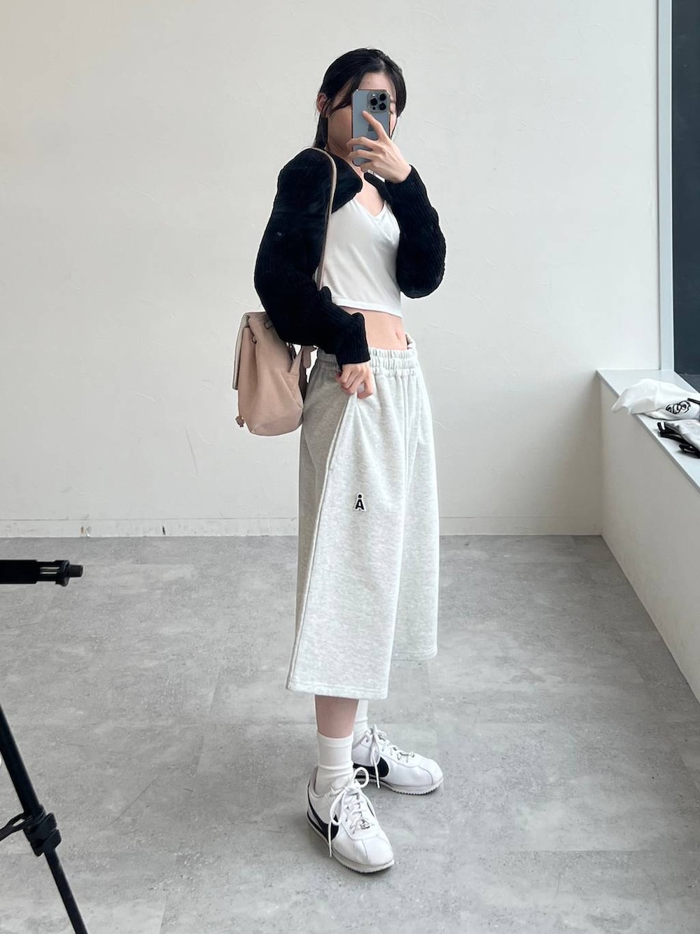 グレー系のスウェットパンツ、ブラック系のスウェットを着用したレディースの夏コーディネートの4枚目の写真