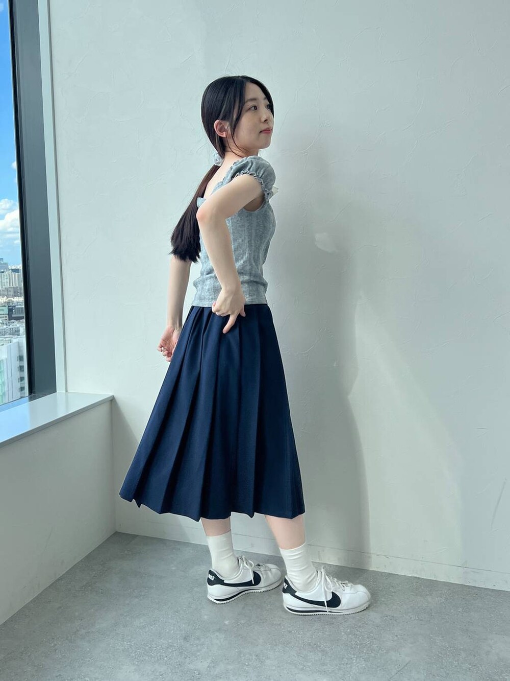 ブルー系のスカート、グレー系のTシャツ/カットソーを着用したレディースの夏コーディネートの6枚目の写真