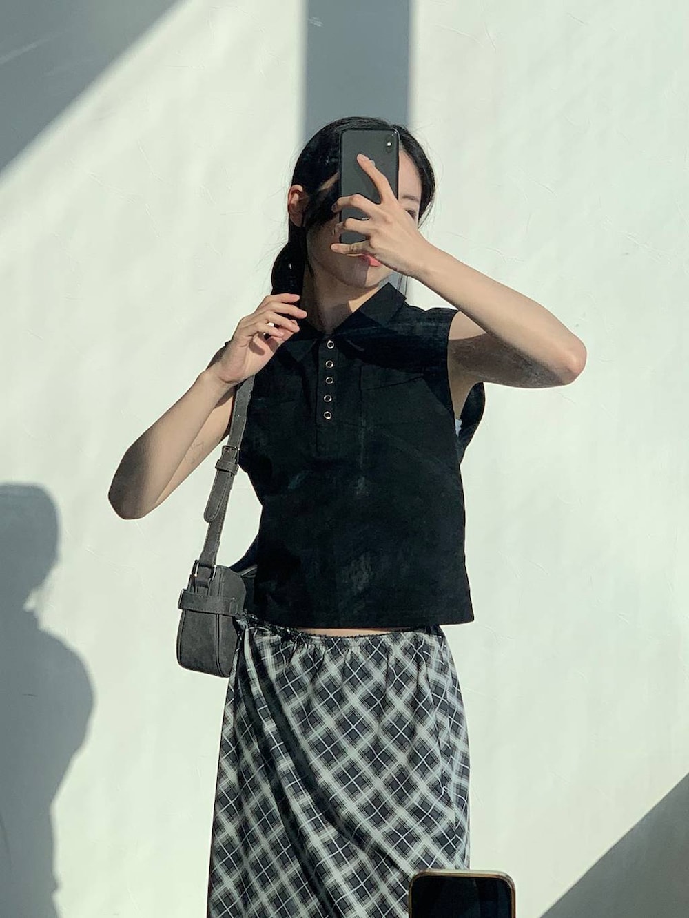 ブラック系のタンクトップ、グレー系のスカート、ブラック系のトートバッグを着用したレディースの夏コーディネートの2枚目の写真