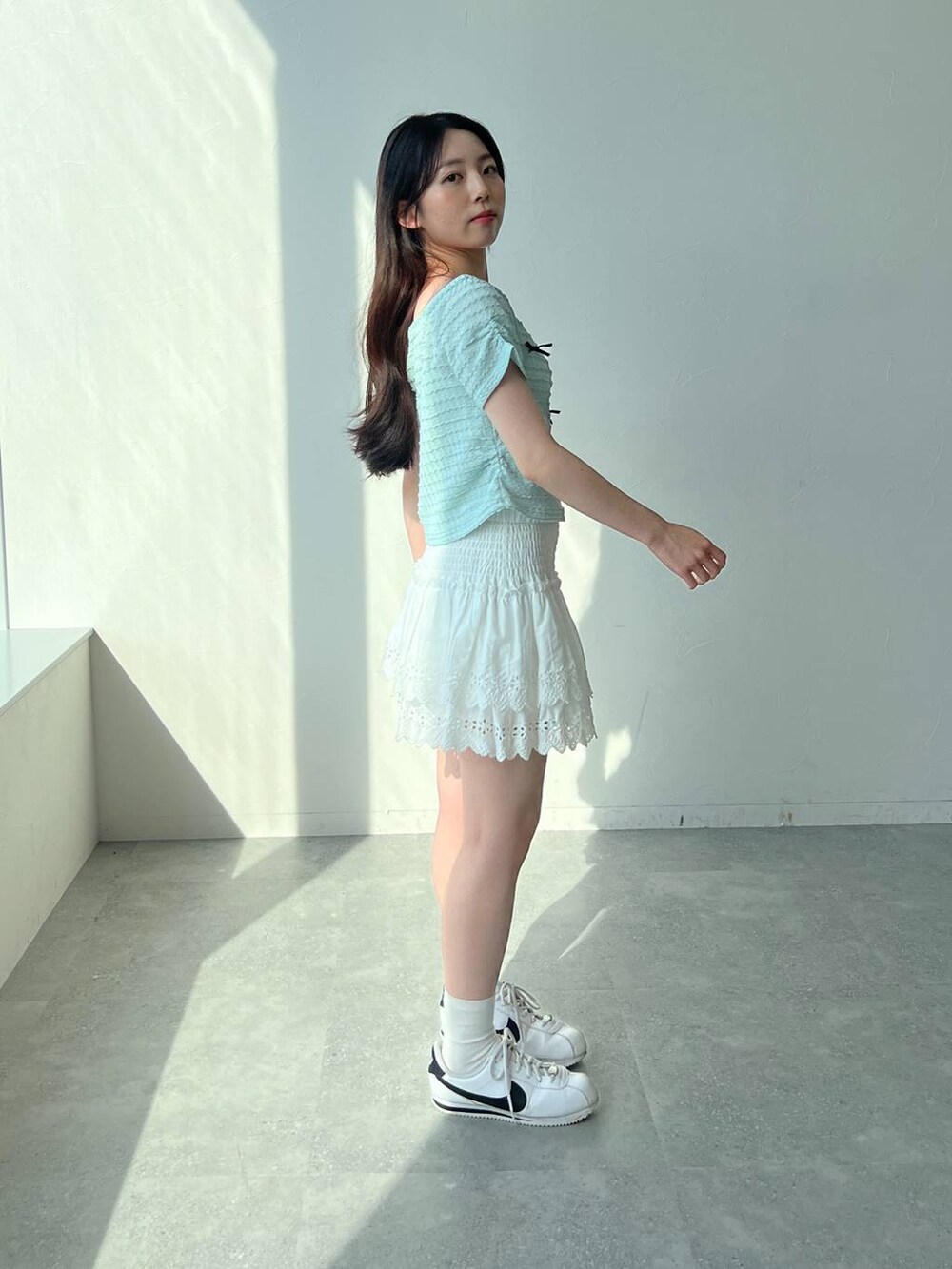 ホワイト系のスカート、ブルー系のTシャツ/カットソーを着用したレディースの夏コーディネートの3枚目の写真