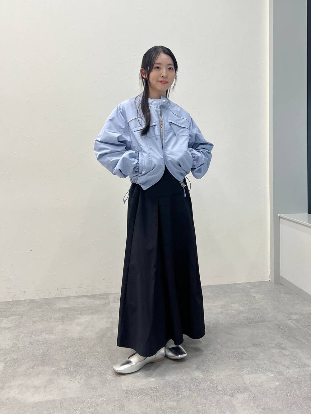 ブラック系のスカートを着用したレディースの春コーディネートの2枚目の写真