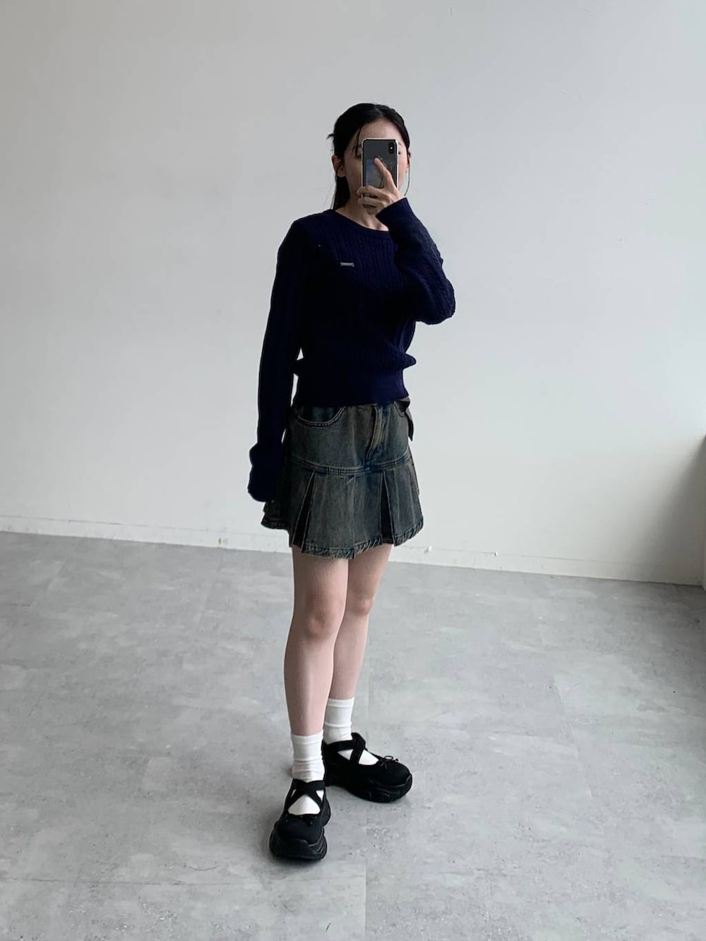 ブルー系のTシャツ/カットソー、ブルー系のデニムスカートを着用したレディースの秋コーディネートの3枚目の写真