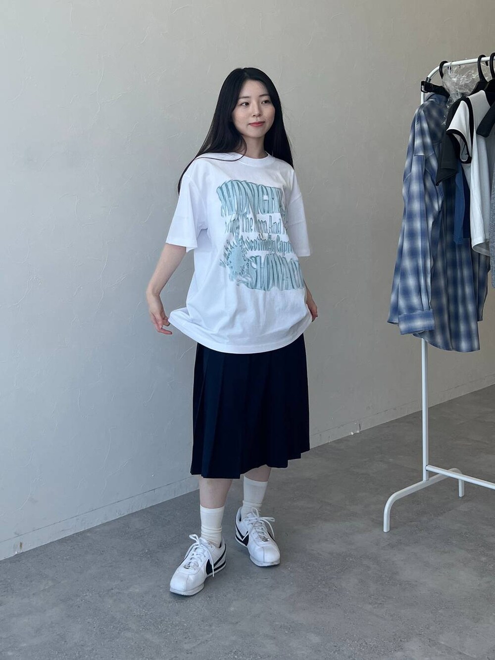 ホワイト系のTシャツ/カットソー、ブルー系のスカートを着用したレディースの春コーディネートの4枚目の写真