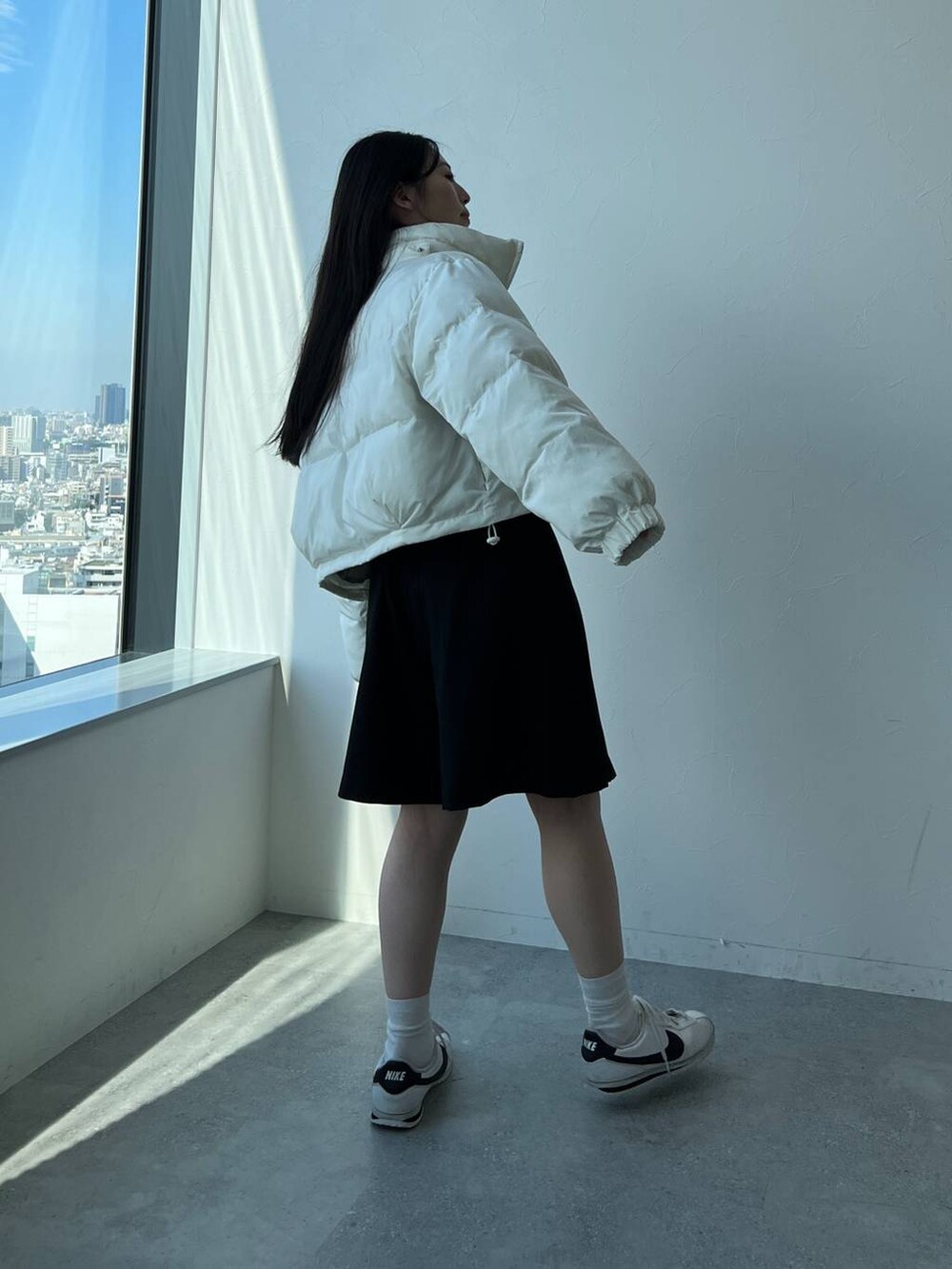 ブラック系のその他パンツ、ベージュ系のダウンジャケット/コートを着用したレディースの秋コーディネートの3枚目の写真