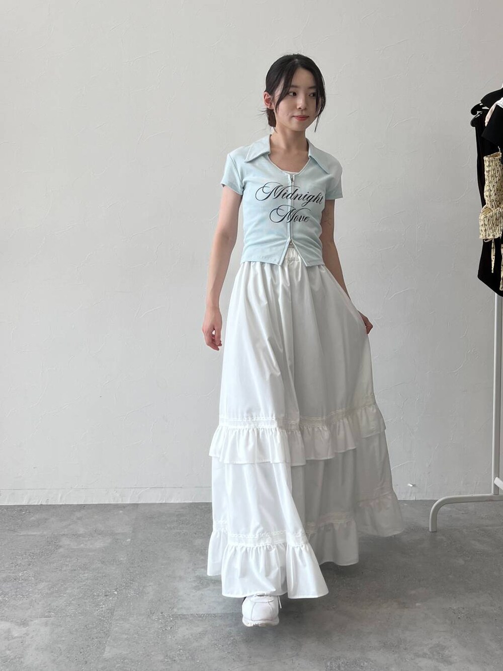 ホワイト系のスカート、ブルー系のTシャツ/カットソーを着用したレディースの夏コーディネートの6枚目の写真