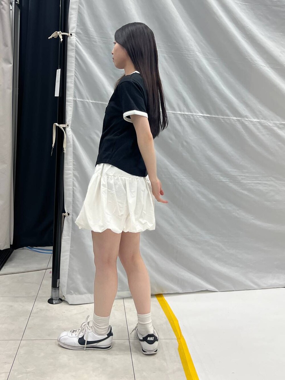 ブラック系のTシャツ/カットソー、ホワイト系のスカートを着用したレディースの夏コーディネートの3枚目の写真