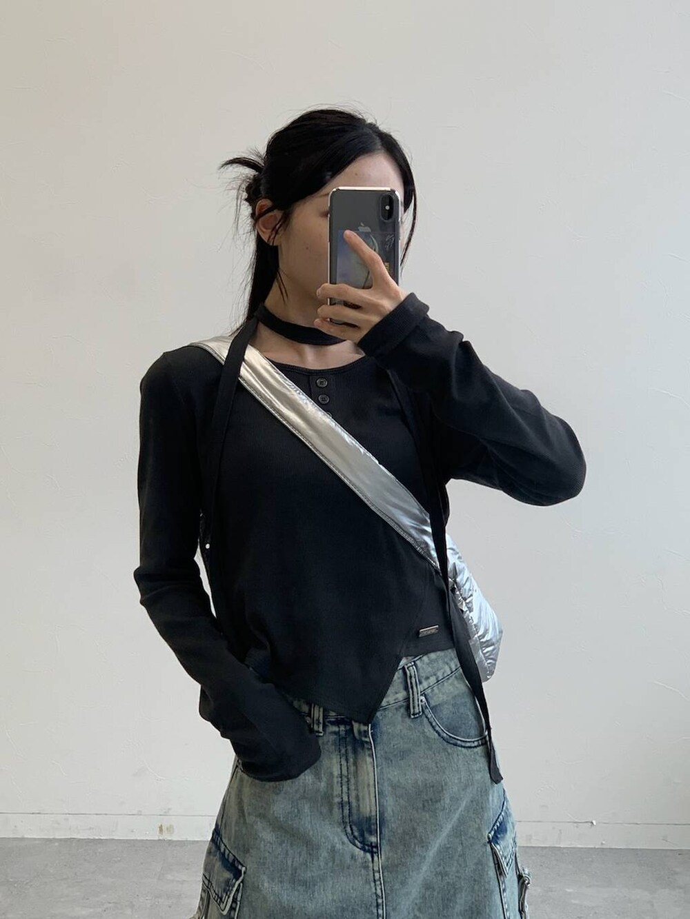 その他のショルダーバッグ、ブルー系のデニムスカート、グレー系のTシャツ/カットソーを着用したレディースの秋コーディネートの7枚目の写真