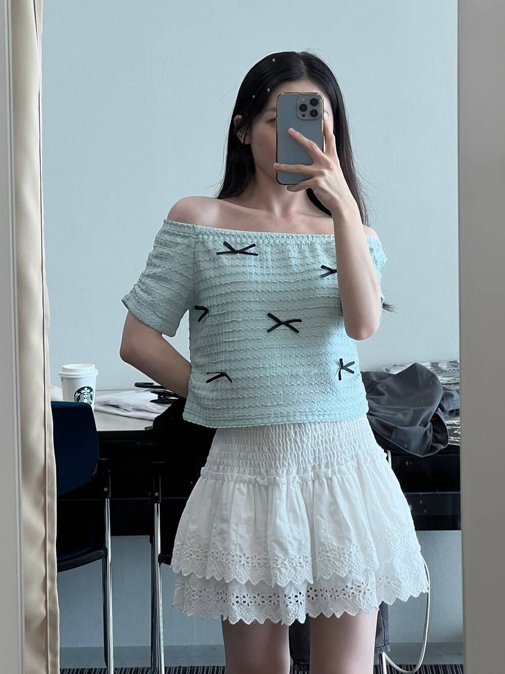 ホワイト系のスカート、ブルー系のTシャツ/カットソーを着用したレディースの夏コーディネートの5枚目の写真