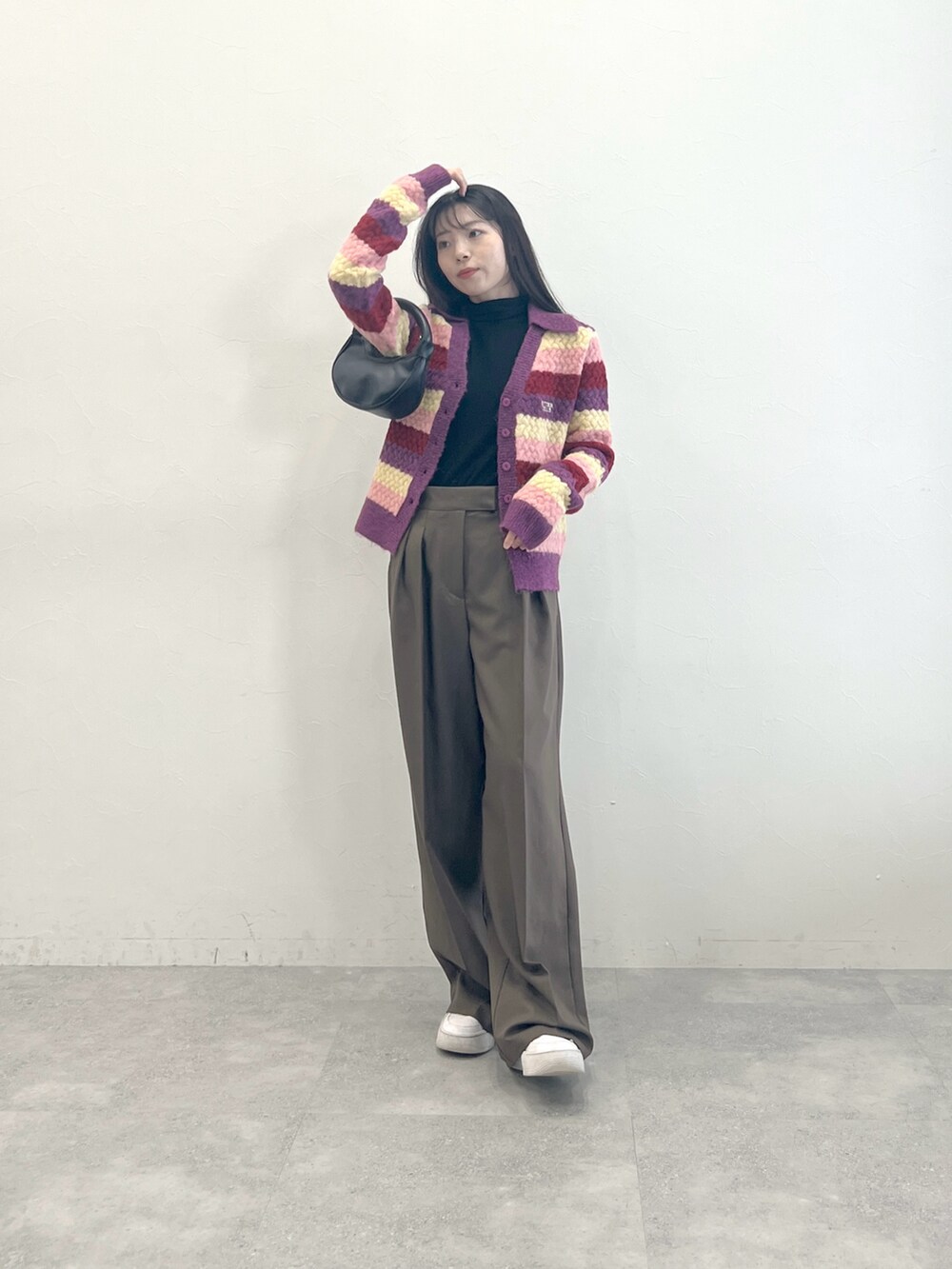 パープル系のカーディガン/ボレロ、ブラック系のTシャツ/カットソー、ブラウン系のスラックスを着用したレディースの冬コーディネートの3枚目の写真